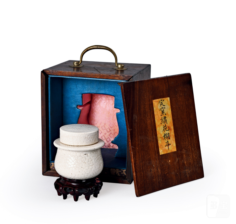 清 雍正仿定白釉绣花糊斗 - 图1